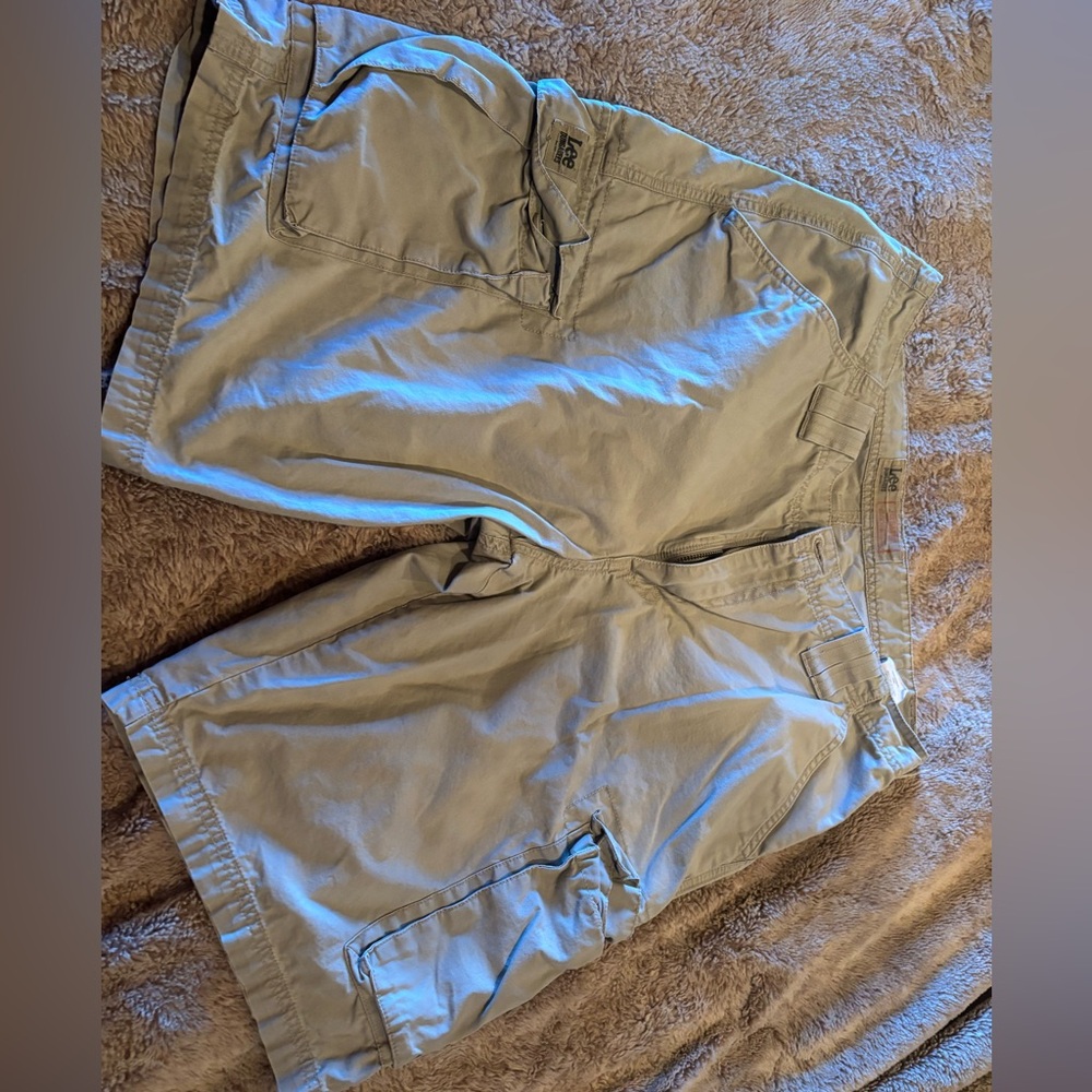 Lee Men's Cargo Shorts in Light Tan